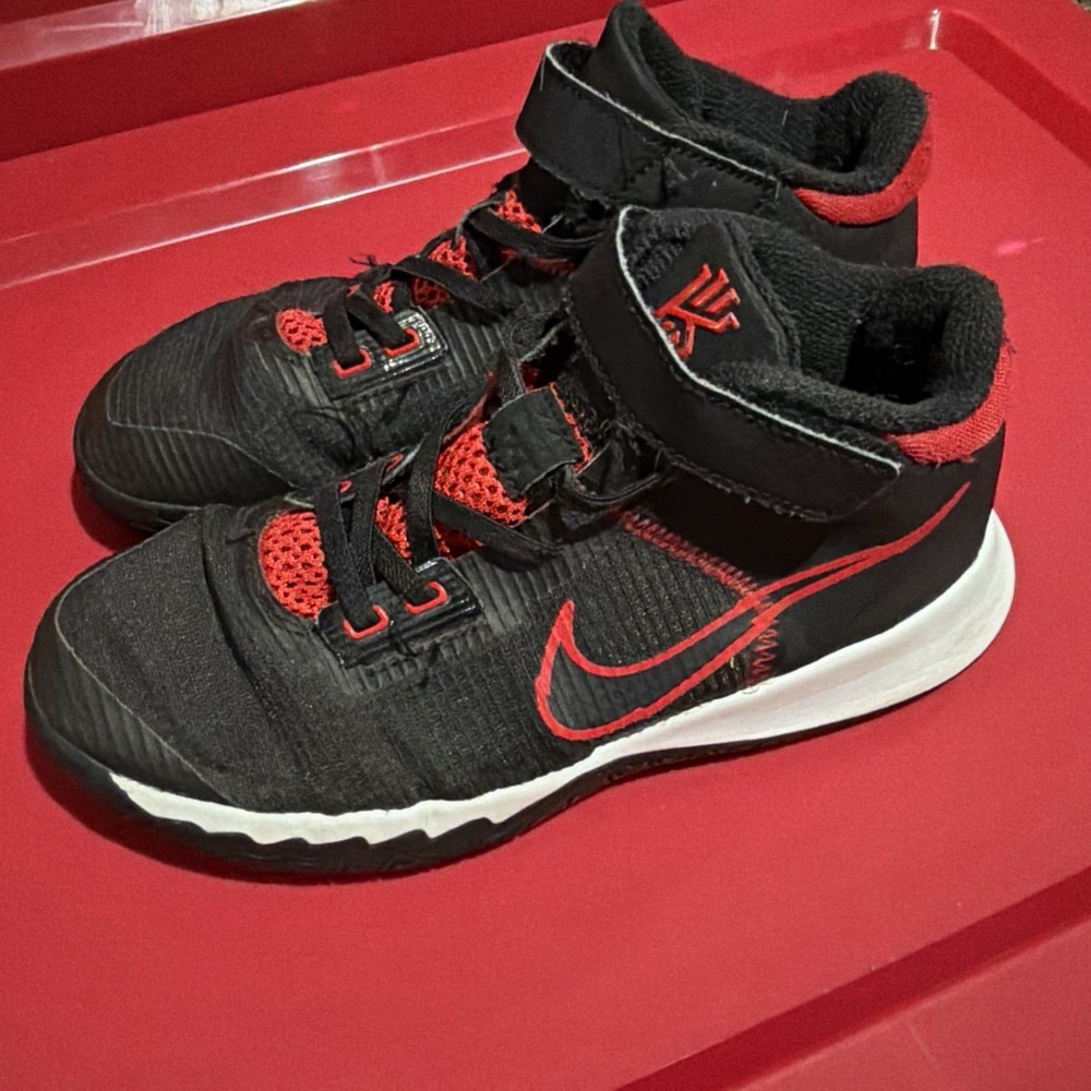 Nike Boys Kyrie Flytrap 4 Black With Red Basketball Shoes Sneaker Sz 2.5 Y